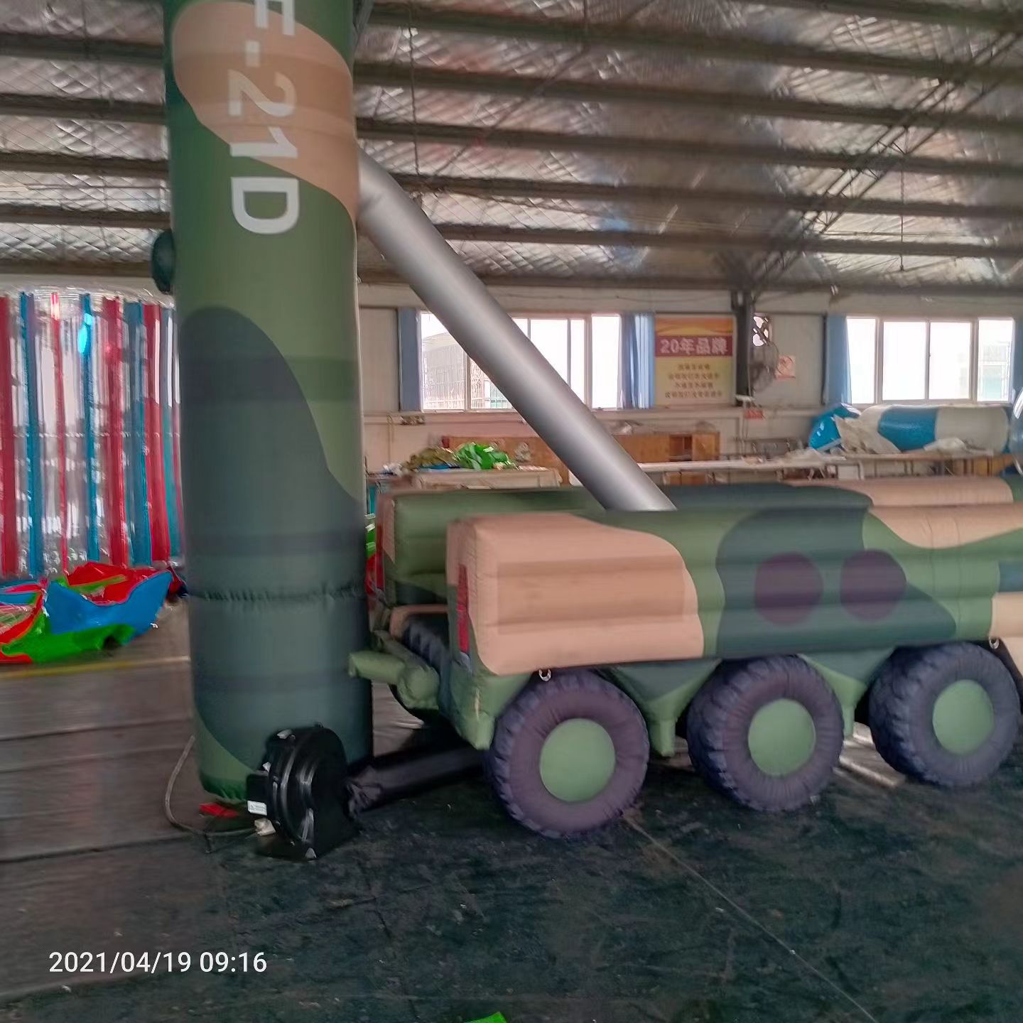 立山军事演习中的充气目标车辆：模拟发射车雷达车坦克飞机